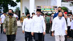 Presiden Joko Widodo didampingi Mensesneg Pratikno dan Gubernur DIY Sri Sultan Hamengku Buwono X  tiba di Masjid Gedhe Kauman Yogyakarta, Jumat (27/5/2022). Presiden Jokowi langsung menunaikan ibadah sholat Ashar berjamaah sebelum melakukan sholat jenazah almarhum Buya Syafii Maarif. (Foto:Muchlis Jr-Biro Pers Sekretariat Presiden)