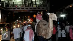 Umat muslim melakukan pawai di kawasan Buncit Raya, Jakarta, Selasa (13/10/2015). Pawai ini dalam rangka menyambut tahun baru 1 Muharram 1437 Hijriah pada Rabu 14 oktober 2015. (Liputan6.com/Johan Tallo)
