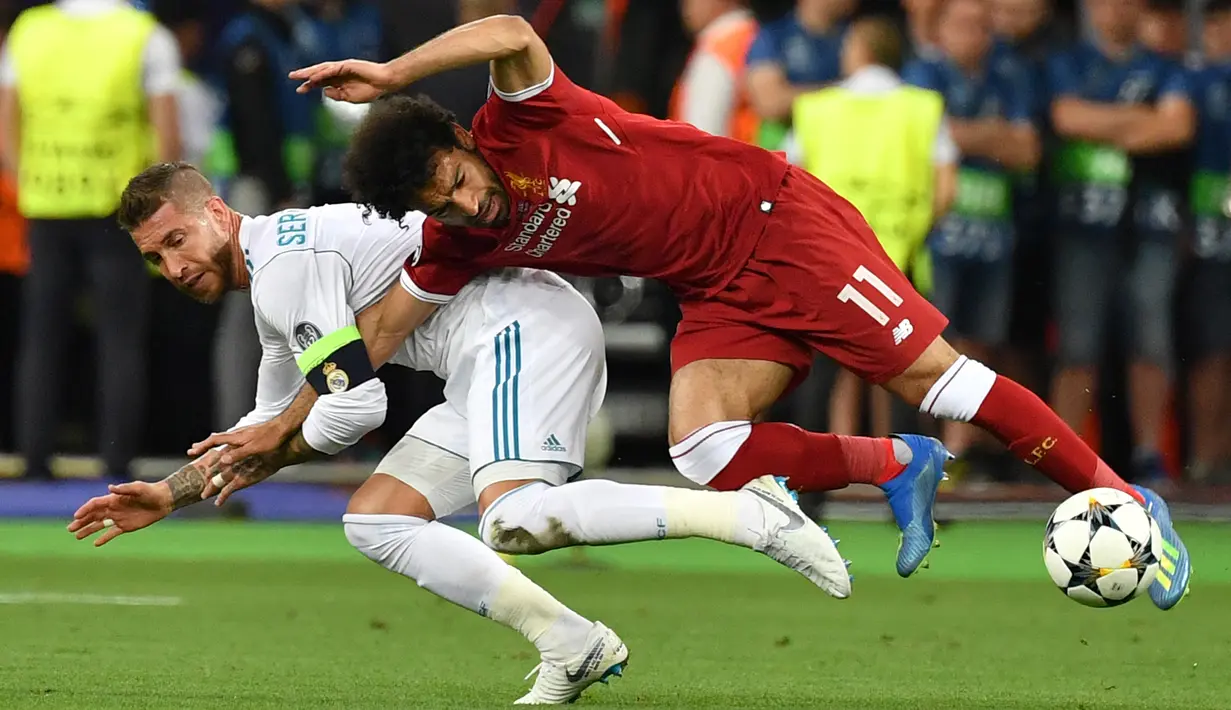 Sergio Ramos - Sergio Ramos bisa dibilang pemain yang tak asing dalam urusan pelanggaran kasar. Pada Liga Champions tahun 2018 saat Real Madrid berhadapan dengan Liverpool, Ramos menjatuhkan Mohamed Salah dan mengalami cidera di bahu sehingga harus menepi dari lapangan. (AFP/Genya Savilov)