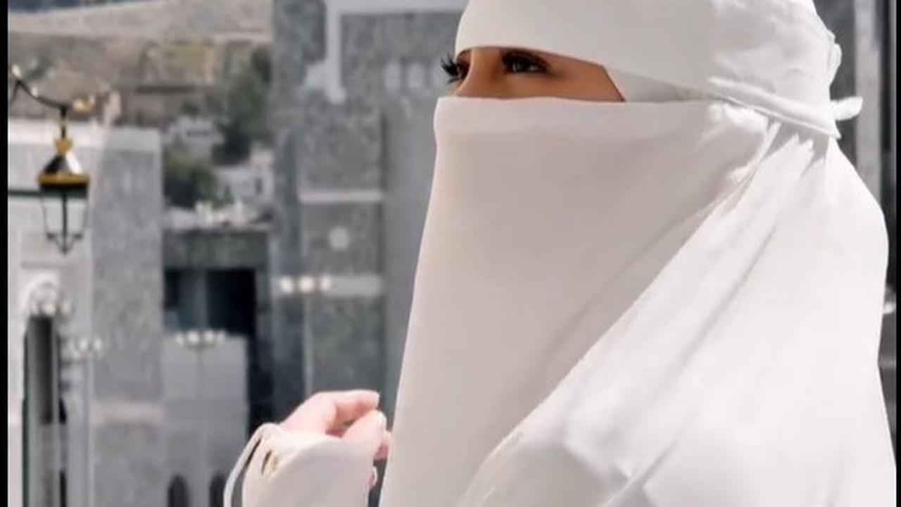 Meski Bercadar, Celine Evangelista Tetap Terlihat Cantik dan Anggun Pakai Gamis Putih saat Jalani Umrah Perdana