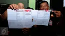Petugas menunjukkan kertas suara Pilkada DKI Jakarta 2017 yang rusak di Gudang Logistik KPU Jakarta Pusat, Senin (24/1). Total jumlah surat suara adalah 747.152 surat suara dengan 19.287 surat suara cadangan. (Liputan6.com/Gempur M Surya)