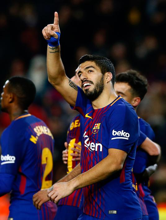 Penyerang Barcelona, Luis Suarez melakukan selebrasi usai mencetak gol ke gawang Girona pada lanjutan La Liga Spanyol di stadion Camp Nou (25/2). Barcelona menang telak 6-1 dan Suarez mencetak Hattrick di pertandingan ini. (AP Photo/Manu Fernandez)