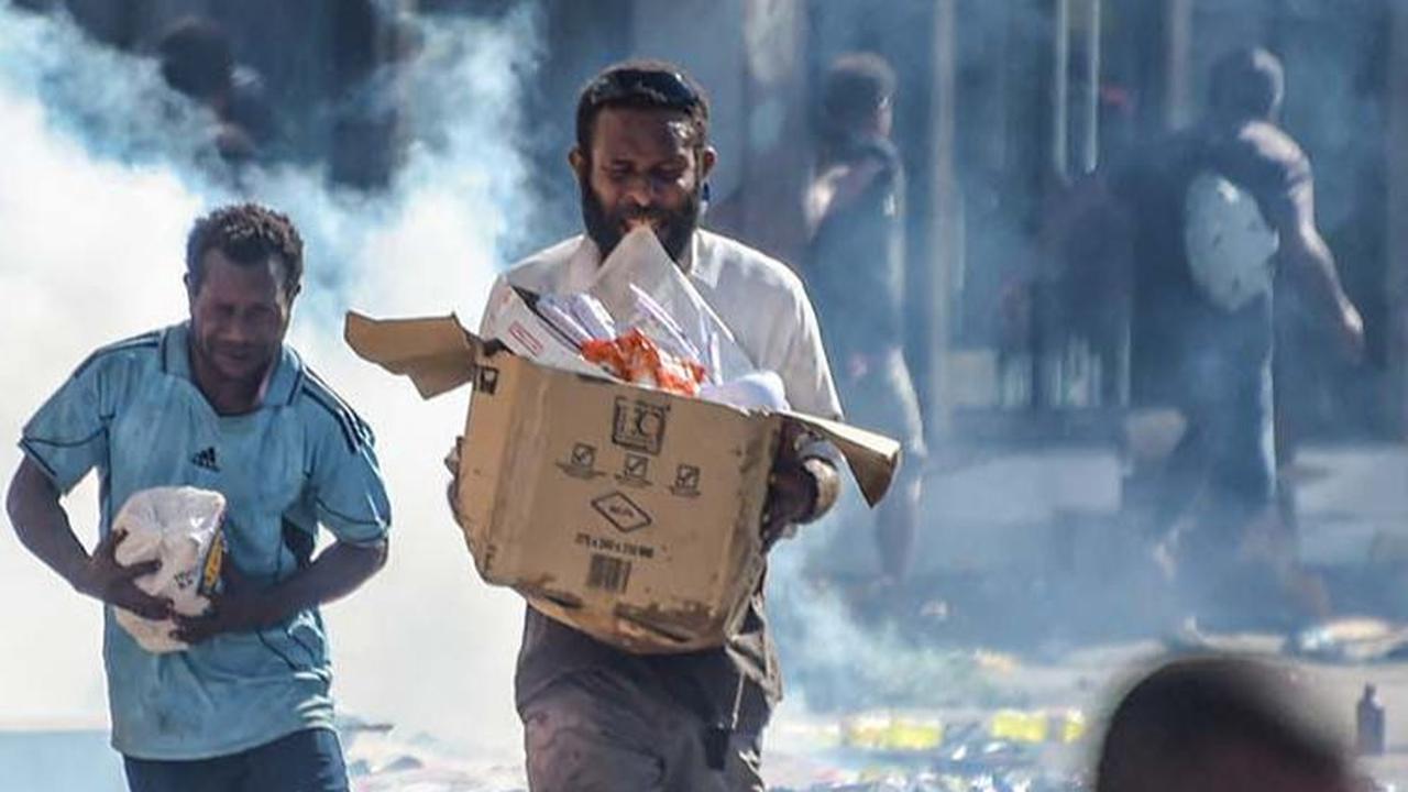 FOTO: Momen Kerusuhan Pecah di Papua Nugini, Massa Ngamuk Jarah Toko-Toko dan Bakar Mobil