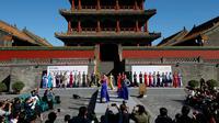 Sejumlah model berpose mengenakan busana tradisional tiongkok atau disebut qipao selama Festival Budaya Cheongsam Internasional Shenyang di Istana Kekaisaran Shenyang di Shenyang, provinsi Liaoning, China (19/9). (AFP Photo/Str/China Out)
