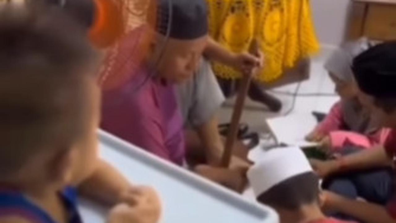 Momen Kakek Ajarkan Cucunya Ngaji Bikin Anak Tahun 80-an Nostalgia, Didikannya Disebut Ala 'Kompeni'