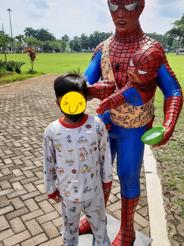 Patung Superhero di Taman