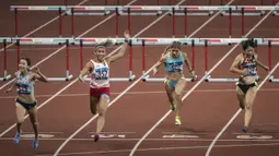 Pelari Indonesia, Emilia Nova, saat berlaga pada nomor 100 meter lari gawang Asian Games di SUGBK, Jakarta, Minggu (26/8/2018). Emilia Nova berhasil menyabet medali perak setelah membukukan waktu 13,33 detik. (Bola.com/Vitalis Yogi Trisna)