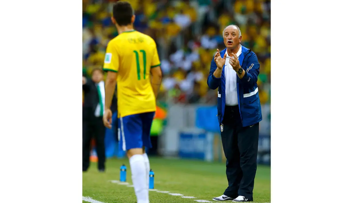 Pelatih Brasil, Luiz Felipe Scolari (kanan) memberikan arahan kepada Oscar saat berlaga di babak penyisihan Piala Dunia Grup A di Estadio Castelao, Brasil, (18/6/2014). (REUTERS/Marcelo Del Pozo)