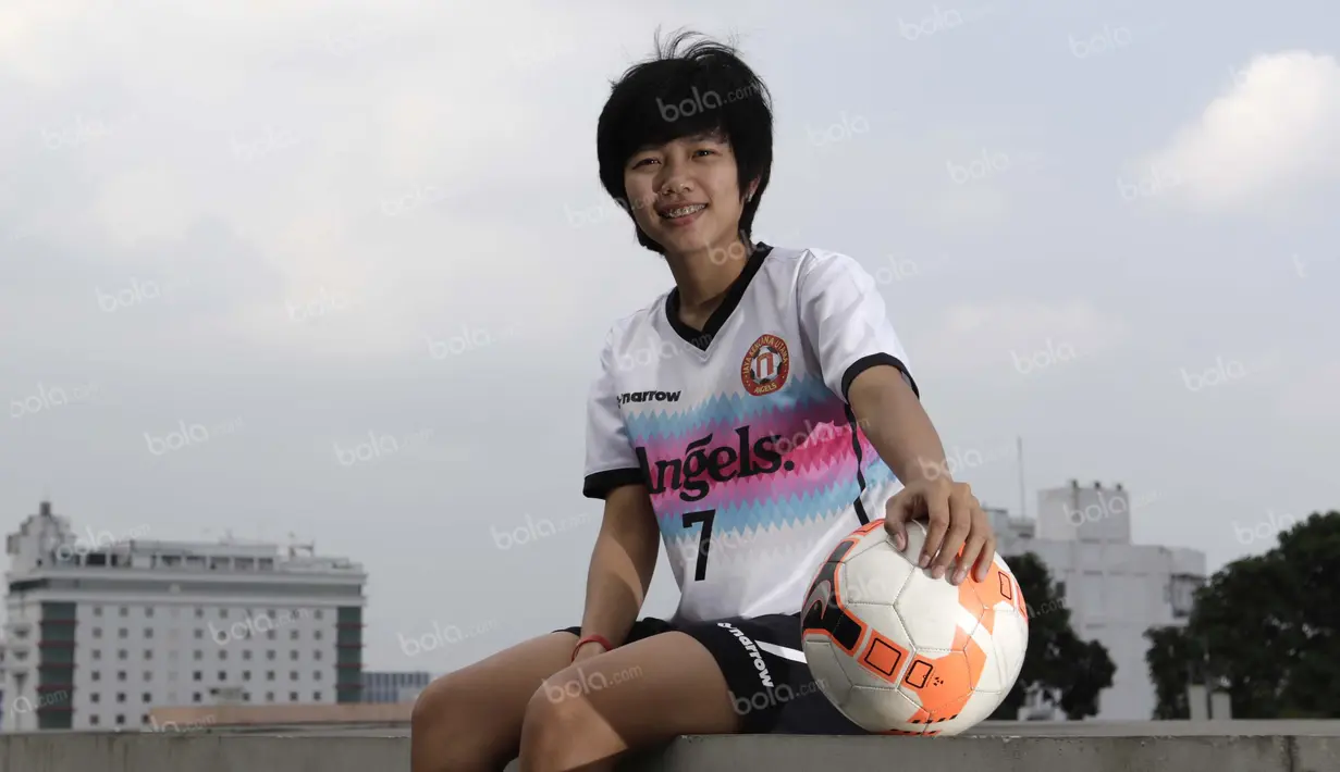 Anggi Puspita Sari yang doyan melahap seafood dan makanan pedas ini adalah anggota Timnas Futsal Putri Indonesia di SEA Games 2011. (Bola.com/Arief Bagus)