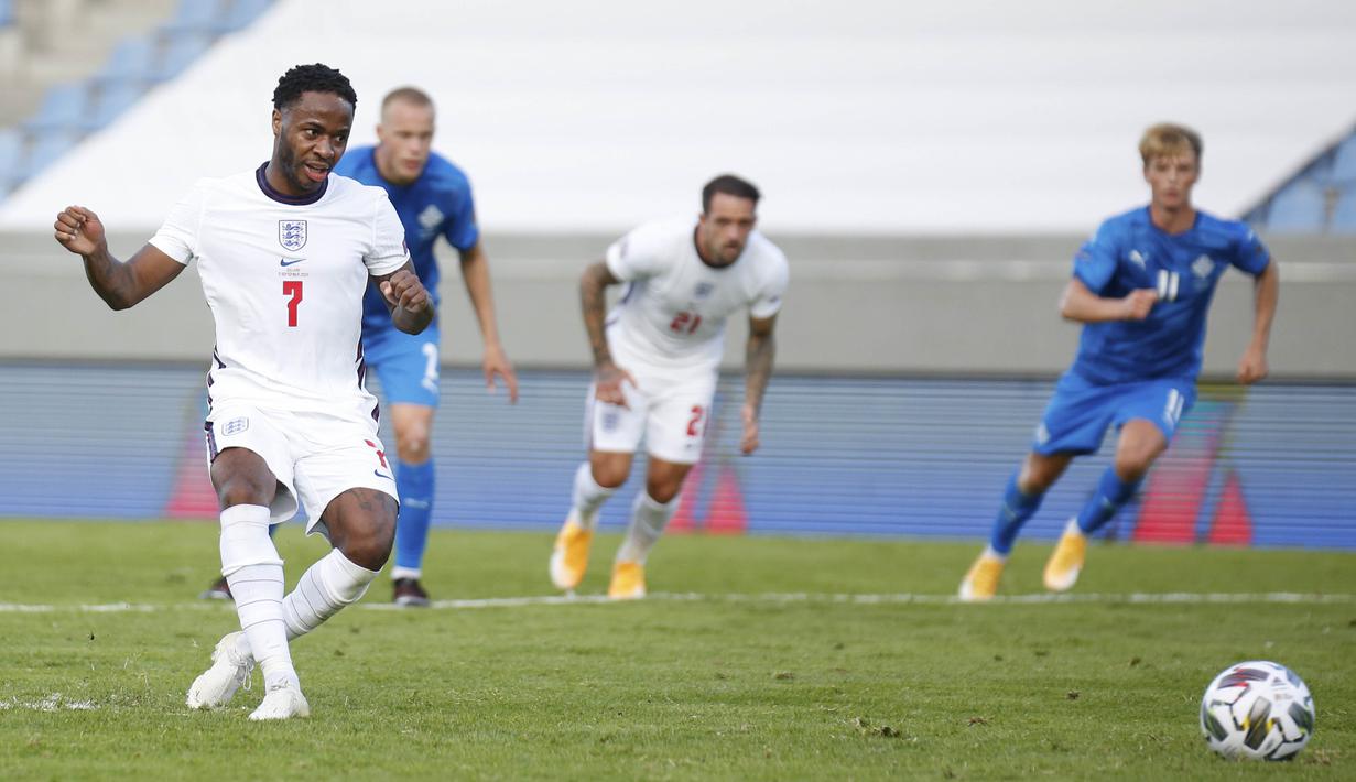 Penyerang Inggris, Raheem Sterling, mencetak gol lewat tendangan penalti ke gawang Islandia pada laga UEFA Nations League di Stadion Laugardalsvollur, Minggu (6/9/2020). Inggris menang tipis dengan skor 1-0. (AP/Brynjar Gunnarson)