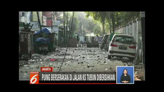 Puluhan PPSU bersihkan sisa puing-puing hasil bentrokan massa dan polisi di Petamburan, Jakarta Barat.