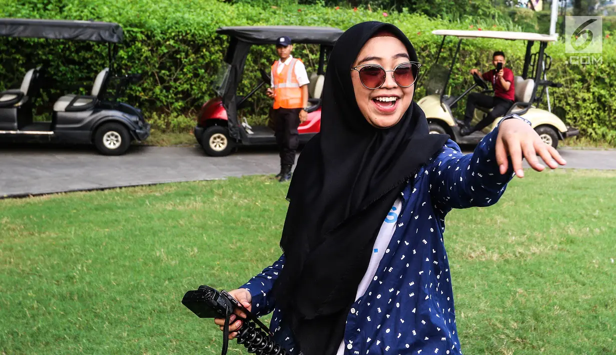 Vlogger Ria Ricis usai menemani para pemenang kompetisi foto #TIXCOPTER berkeliling naik helikopter di Jakarta, Rabu (25/7). Acara ini diselenggarakan oleh TIX ID bekerja sama dengan Dompet Digital Indonesia (DANA). (Liputan6.com/JohanTallo)