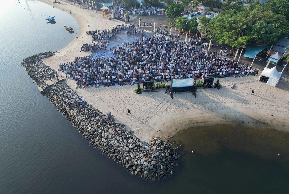 FOTO: Shalat Iduladha di Tepi Pantai Ancol Berlangsung Khidmat