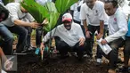 Wakil Gubernur DKI Jakarta Djarot Saiful Hidayat bersama Relawan Ahok-Djarot yang tergabung dalam Dulure Djarot menanam tanaman di depan Balai Kota, Jakarta, Minggu (16/10). (Liputan6.com/Faizal Fanani)
