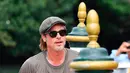 Aktor Brad Pitt saat tiba di Pantai Lido untuk menghadiri Venice Film Festival 2019, Venesia, Italia, Rabu (28/8/2019). Kehadiran Brad Pitt pada Venice Film Festival 2019 adalah pemutaran perdana filmnya, Ad Astra. (Ettore Ferrari/ANSA via AP)