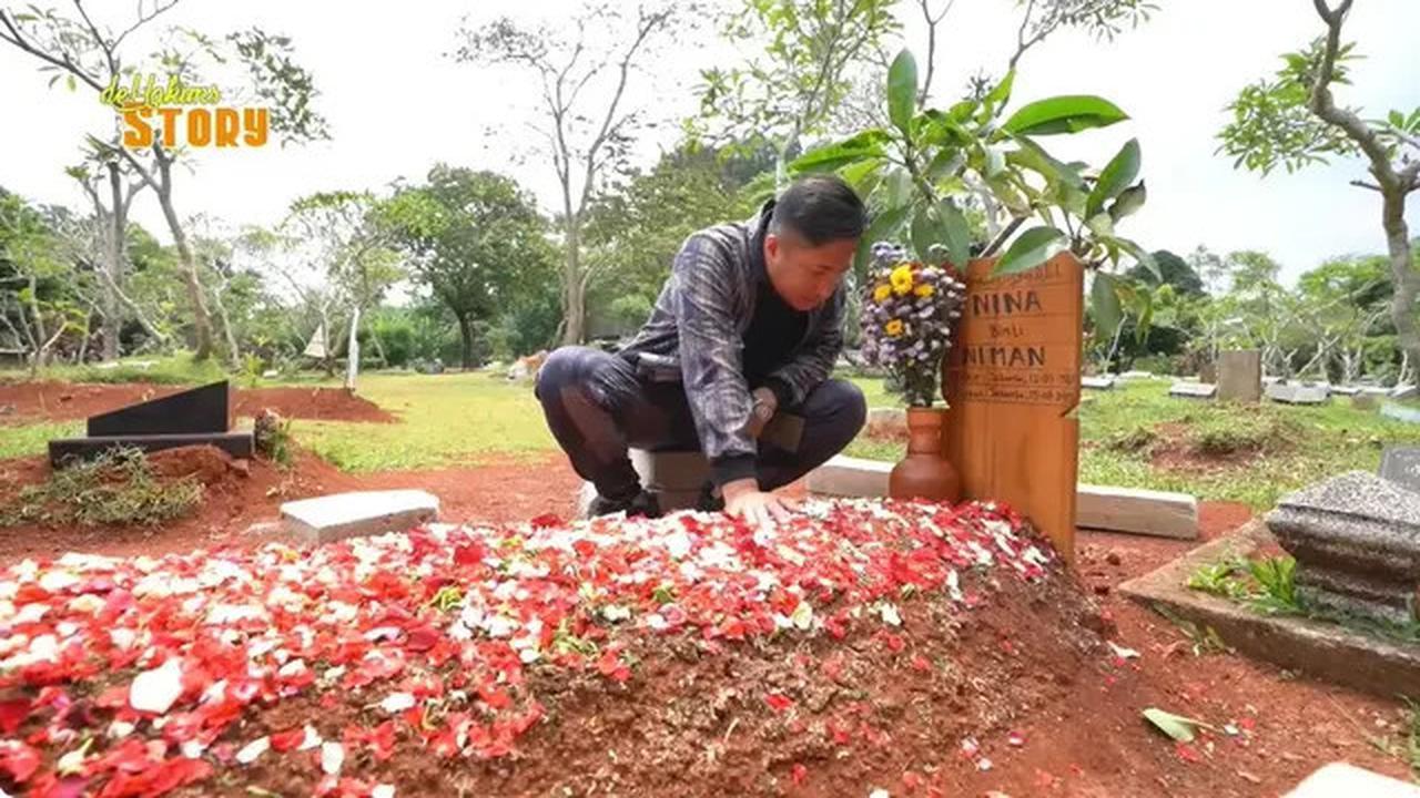 6 Potret Irfan Hakim Ziarah ke Makam Mpok Alpa, Ungkap Perasaan Haru