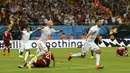 Pemain Timnas Amerika Serikat merayakan gol Clint Dempsey (kedua dari kanan) yang menggagalkan kemenangan Portugal di laga penyisihan Piala Dunia 2014 Grup G di Stadion Amazonia, Manaus, Brasil, (23/6/2014). (REUTERS/Siphiwe Sibeko)
