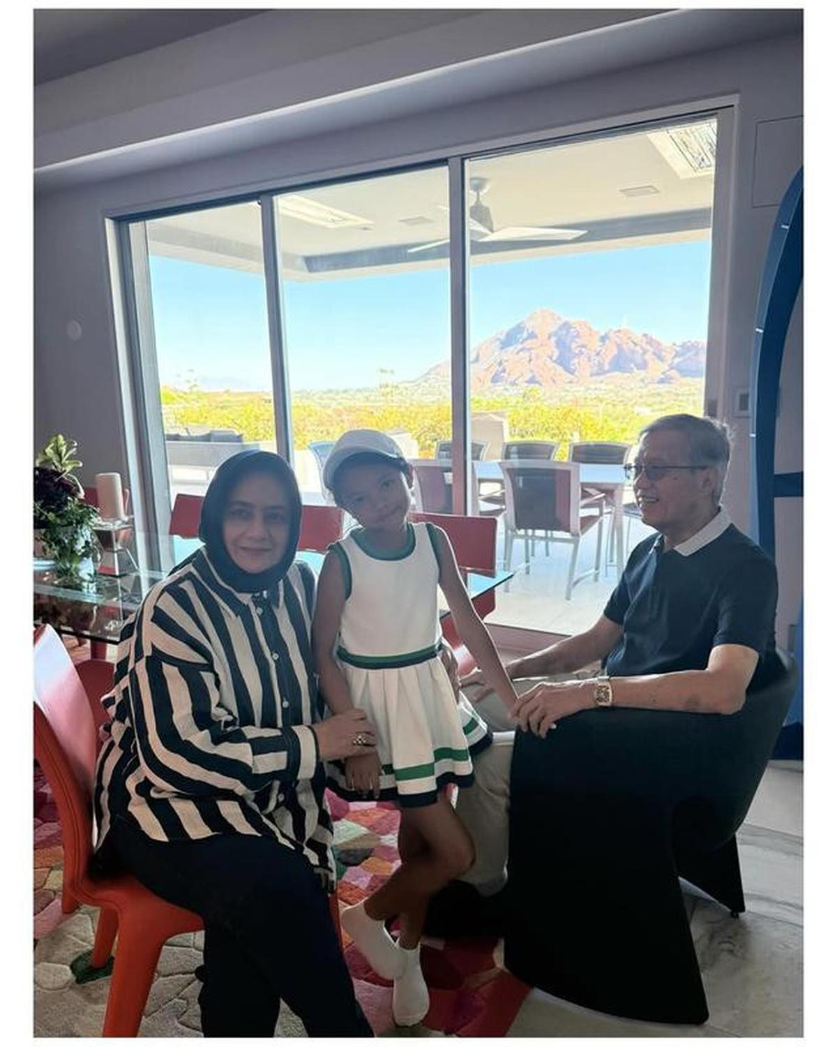 6 Potret Farah Quinn Bareng Ayah-Ibu yang Jarang Tersorot, Kumpul di Amerika
