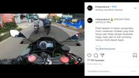 Aksi tak terpuji dilakukan seorang pengendara motor sport ketika memacu kendaraannya di jalan. (@infojawabarat)