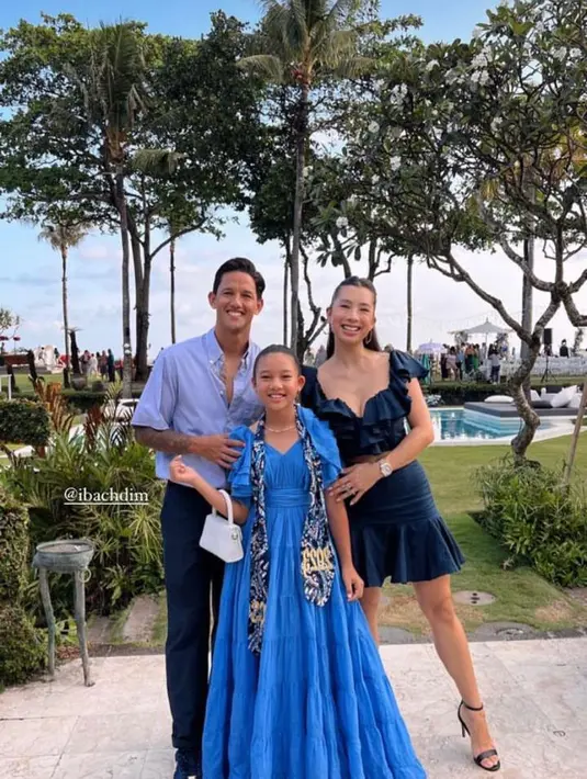 Pasangan Irfan dan Jennifer Bachdim tengah berbahagia. Pasalnya putri sulungnya, Kiyomi baru lulus sekolah dasar di salah satu international school di Bali.