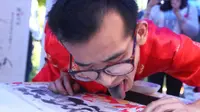 Han Xiaoming berhasil tuai pujian karena berhasil melukis dengan menggunakan lidahnya.