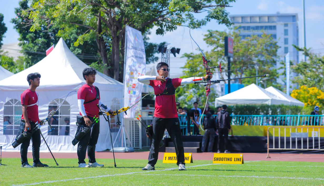 Kali ini, cabang olahraga (cabor) panahan Indonesia berhasil menyumbang medali emas dari nomor panahan recurve beregu putra. Tampak dalam foto, tim panahan Indonesia, Riau Ega Agata Salsabilla bersama Arif Dwi Pangestu, dan Ahmad Khoirul Baasith (dari kanan ke kiri) saat bertanding pada final nomor recurve beregu putra SEA Games 2025 di Football Field 1, Bangkok, Thailand, Rabu (17/12/2025). (Bola.com/Bagaskara Lazuardi)