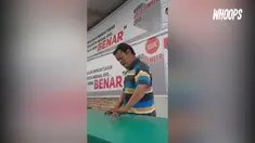Berbagai irama dan tempo pun mampu ia mainkan dengan dinamis. 