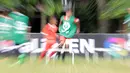 Aksi Anak SSB Tik Tak saat Coaching Clinic bersama RCD Espanyol di Lapangan  AKRI, Ampera, Jakarta, Minggu (16/7/2017). Coaching Clinic oleh pelatih Thomas N’Kono dan Kiper Espanyol B, Eduardo Frais. (Bola.com/Nicklas Hanoatubun)