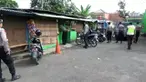 Polisi razia sebuah warung yang buka di siang hari saat Ramadan. Larangan ini sesuai perda yang berlaku di Tasikmalaya.