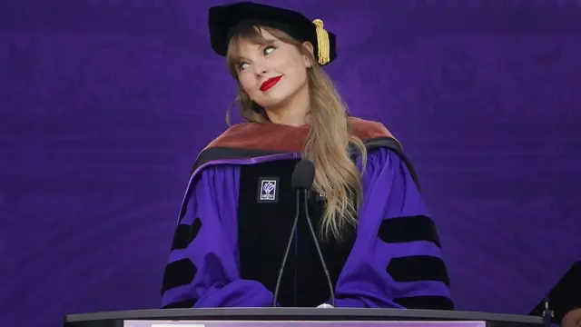 Taylor Swift ikut wisuda di New York University. (AP Photo/Seth Wenig)