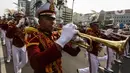 Sejumlah Taruna Akademi Kepolisian (Akpol) yang tergabung dalam drum band beraksi ketika mengikuti Kirab Merah Putih di Jakarta, Minggu (28/8/2022). Sebanyak 50.000 orang membentangkan bendera merah putih sepanjang 1.700 meter dari kawasan Monas hingga Bundaran Hotel Indonesia dalam rangka memperingati HUT ke-77 Kemerdekaan Republik Indonesia bertemakan 'Pulih Lebih Cepat, Bangkit Lebih Kuat. (Liputan6.com/Johan Tallo)