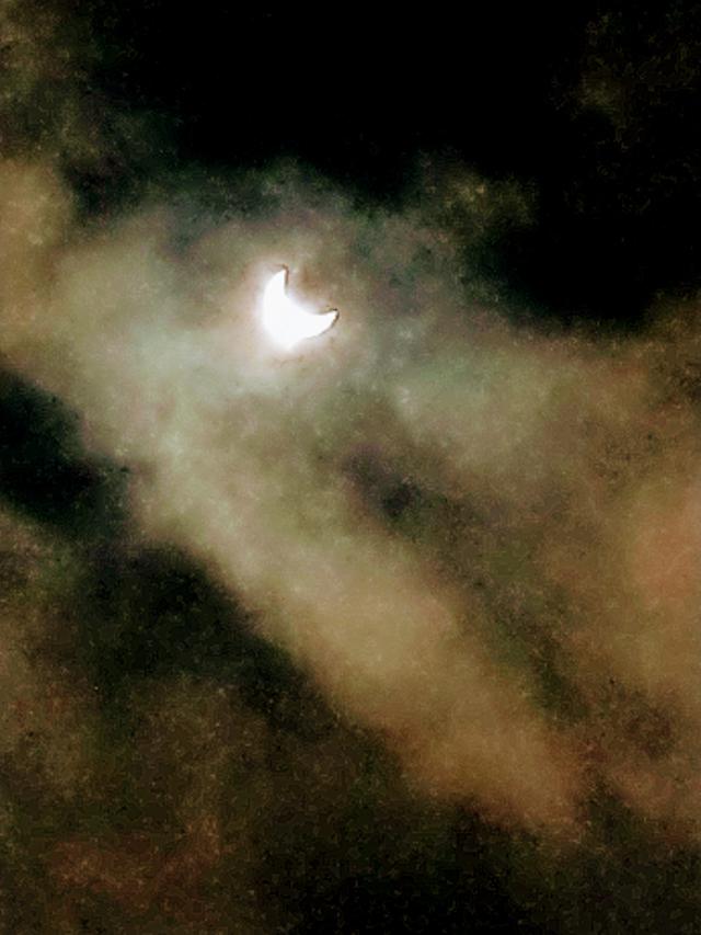 Gerhana Matahari di Jakarta. (Liputan6.com/Raden Trimutia Hatta)