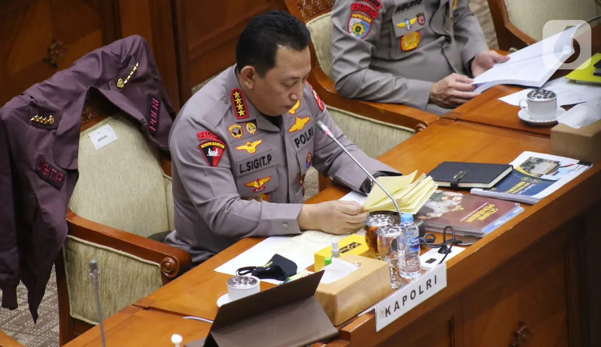 Kapolri Jenderal Pol Listyo Sigit Prabowo mengikuti rapat kerja bersama Komisi III DPR di di Kompleks Parlemen Senayan, Jakarta, Senin (24/1/2022). Raker terkait evaluasi kinerja dan capaian Polri selama tahun 2021, serta rencana penggunaan anggaran 2022. (Liputan6.com/Angga Yuniar)