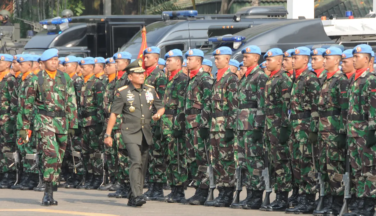 Panglima TNI Jenderal TNI Dr. Moeldoko berjalan di depan barisan Pasukan Pengamanan Presiden saat acara  serah terima jabatan Danpaspampres, Markas Komando Paspampres, Jakpus, Rabu (22/10/2014) (Dok.Puspen TNI) 