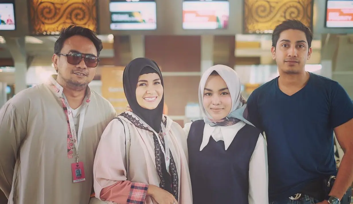 "Bismillah mohon doanya, hari ini In Shaa Allah, kita berangkat umroh bersama @mztourandtravel," tulis artis senior itu saat berfoto di Bandara Soekarno Hatta pada 17 Januari 2018. (Instagram/meisya__siregar)