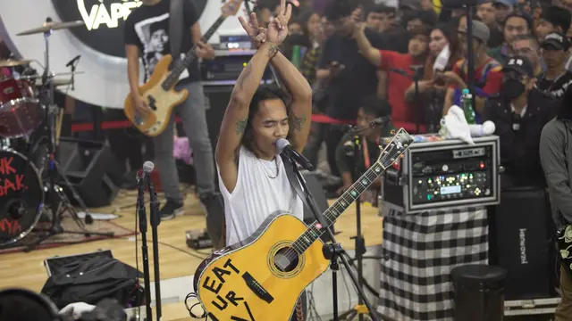 Slank menghibur pengunjung Vape Fair 2022.