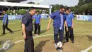 Ketua Komisi IX DPR RI Dede Yusuf  bersama sejumlah anggota fraksi bersiap melakukan kick off membuka turnamen futsal dalam rangka HUT Partai Demokrat ke-15 di Lapangan Sepakbola DPR, Senayan, Jakarta, Jumat (9/9). (Liputan6.com/Johan Tallo)