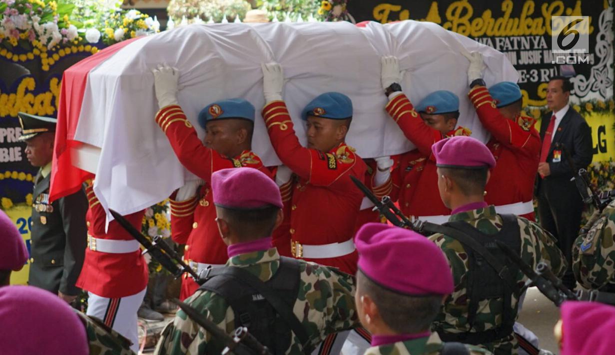 Anggota Pasukan Paspampres membawa jenazah Presiden ke-3 RI Bacharuddin Jusuf Habibie saat prosesi penyerahan jenazah kepada negara di Patra Kuningan, Jakarta, Kamis (12/9/2019). Jenazah BJ Habibie diberangkatkan ke Taman Makam Pahlawan Kalibata untuk dimakamkan. (Liputan6.com/Immanuel Antonius)
