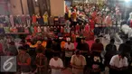 Sejumlah umat muslim melakukan ibadah shalat Jumat di lorong yang menghubungkan Pasar Tanah bang Blok A dan B, Jakarta, Jumat (26/6/2015). Meskipun beribadah di lorong tidak menyurutkan mereka beribadah di bulan Ramadan. (Liputan6.com/Johan Tallo)