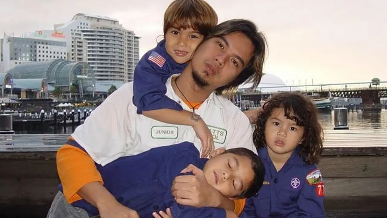 Dulu Gondrong, Ini 7 Potret Lawas Ahmad Dhani Bareng AL, EL, Dul