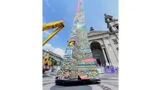 Sebuah menara raksasa setinggi 34,76 meter tersusun dari batu bata lego berhasil dibuat, Hungaria (AFP PHOTO/ATTILA KISBENEDEK).