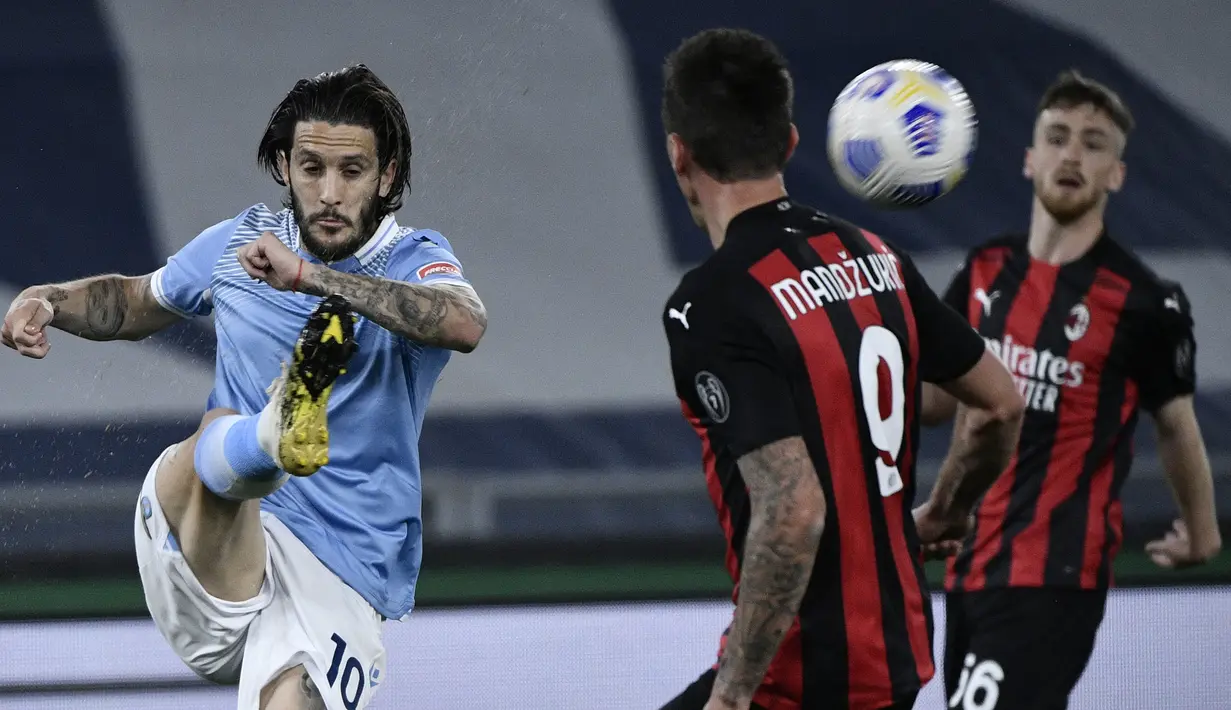 Gelandang Lazio, Luis Alberto (kiri) melepaskan tendangan di depan striker AC Milan, Mario Mandzukic dalam laga lanjutan Liga Italia 2020/2021 pekan ke-33 di Olimpico Stadium, Roma, Senin (26/4/2021). Lazio menang 3-0 atas AC Milan. (AFP/Filippo Monteforte)