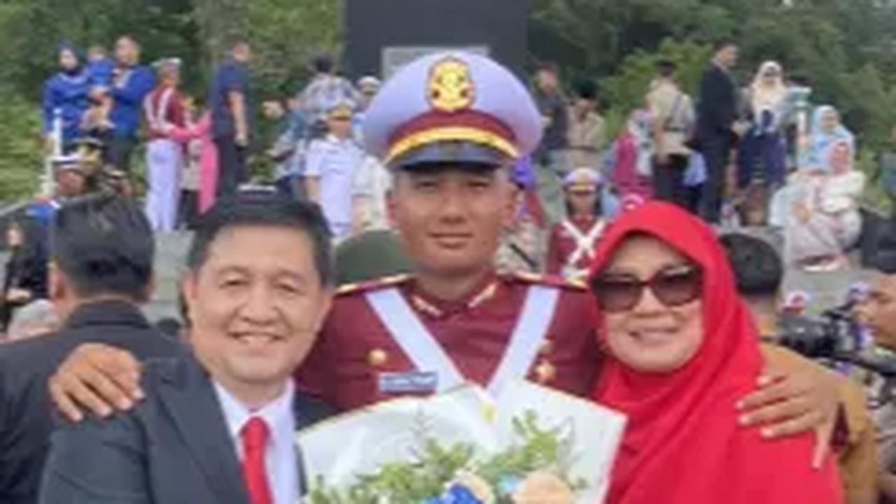Sang ayah ternyata adalah Ahmad Yani. Ia merupakan salah seorang politikus Indonesia.