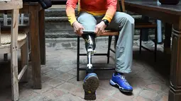 Foto pada 4 April 2018 memperlihatkan pendaki difabel asal China, Xia Boyu selama wawancara di Bhaktapur, Kathmandu. Xia Boyu berhasil mencapai puncak gunung tertinggi di dunia, Everest di Nepal pada Senin (14/5) waktu setempat. (AFP/PRAKASH MATHEMA)