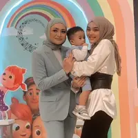 Namun kini, Nathalie Holscher dan Putri Delina terlihat sudah akur kembali. Lewat unggahan Instagram Putri Delina, keduanya terlihat kompak saat berada di perayaan ulang tahun Adzam putra Sule dan Nathalie Holscher. (Liputan6.com/IG/@putridelinaa).