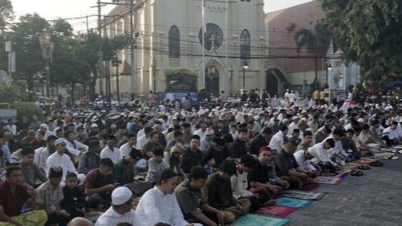 Para Romo, Suster, Frater, dan umat dengan ramah mempersilahkan umat Islam untuk masuk halaman gereja. Foto: merdeka.com / Nanda F. Ibrahim  <br>