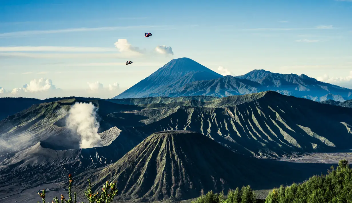 Marco Waltenspiel dan Georg Lettner terbang menggunakan wingsuit di atas Gunung Bromo. (Red Bull Content Pool)