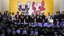 Panitia dan para siswa berpose usai pemilihan maskot untuk Olimpiade dan Paralimpiade 2020 di Tokyo, Jepang, Rabu (28/2). (AP Photo/Eugene Hoshiko)