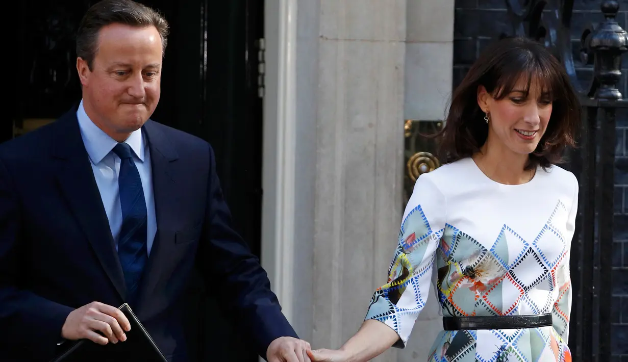 PM Inggris David Cameron dan istrinya, Samantha saat akan memberi pernyataan di 10 Downing Street, London, Jumat (24/6). David Cameron akan mengundurkan diri usai referendum Brexit yang memastikan Inggris keluar dari Uni Eropa. (REUTERS/Stefan Wermuth)
