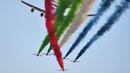Jet Aermacchi MB-339 dari UAE Al-Fursan melakukan parade bersama Etihad Airways Airbus A380 sebelum balapan F1 GP Abu Dhabi di Yas Marina circuit , (26/11/2017). (AFP/Andrej Isakovic)